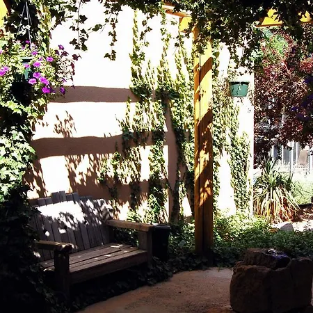 Hotel Adobe Inn & Studios